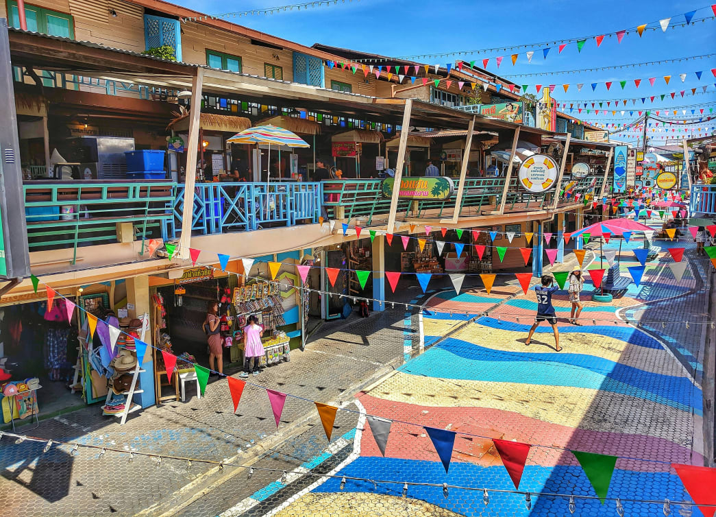 A colorful street market in Hua Hin during the day.